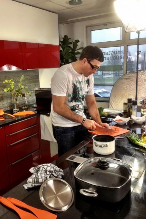 Foto(34) Simon beim Kochen