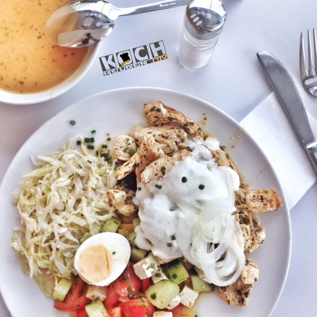 Griechischer Salat mit Geflügelgyros