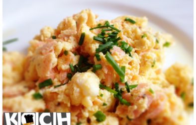 Skandinavisches Ruehrei mit Zucchini und Lachs