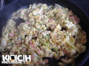 Skandinavisches Ruehrei mit Zucchini und Lachs