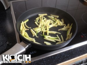 Skandinavisches Ruehrei mit Zucchini und Lachs