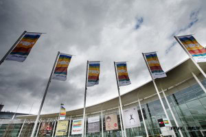 Die FIBO Fahnen flattern wie verrückt vor der Messe