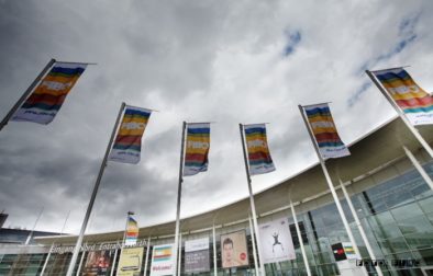 Die FIBO Fahnen flattern wie verrückt vor der Messe
