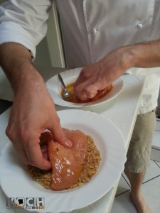 Lecker im Eierpampenschmodder wenden und dann mit Nusskruste ummanteln