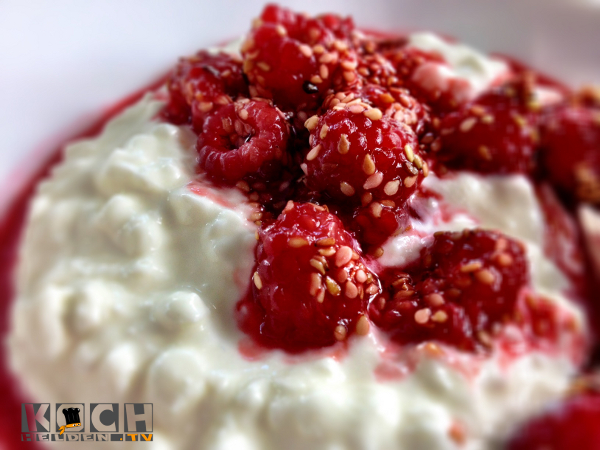 Heiße Himbeeren auf Hüttenkäse