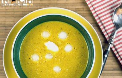 Melonenstück und Frischkäsenockereln verfeinern diese Suppe