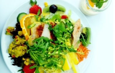 Eine bunte Salatvariation mit Honig-Curry-Dip zum Mittag oder Abendessen