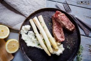 Tomahawk-Steak mit Spargel sousvide - www.kochhelden.tv