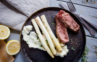 Tomahawk-Steak mit Spargel sousvide - www.kochhelden.tv