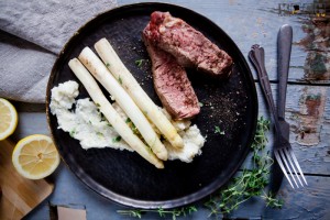 Tomahawk-Steak mit Spargel sousvide - www.kochhelden.tv