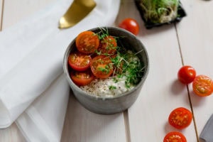 Frühstück - Frischkäse mit Tomate und Kresse - www.kochhelden.tv