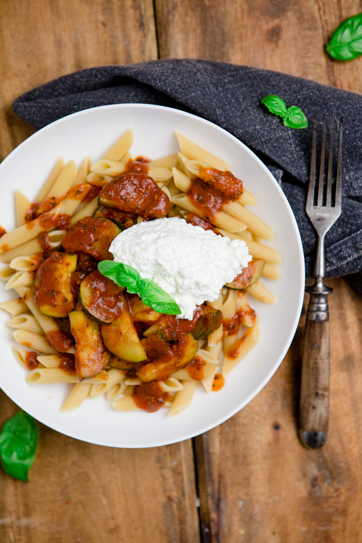 Vollkornpasta mit Zucchini und schneller Tomaten-Hüttenkäse-Sauce ...