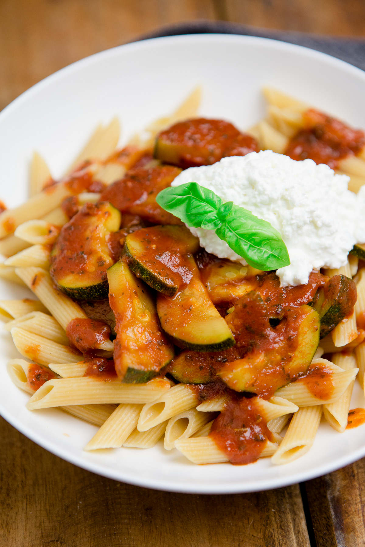 Vollkornpasta mit Zucchini und schneller Tomaten-Hüttenkäse-Sauce ...