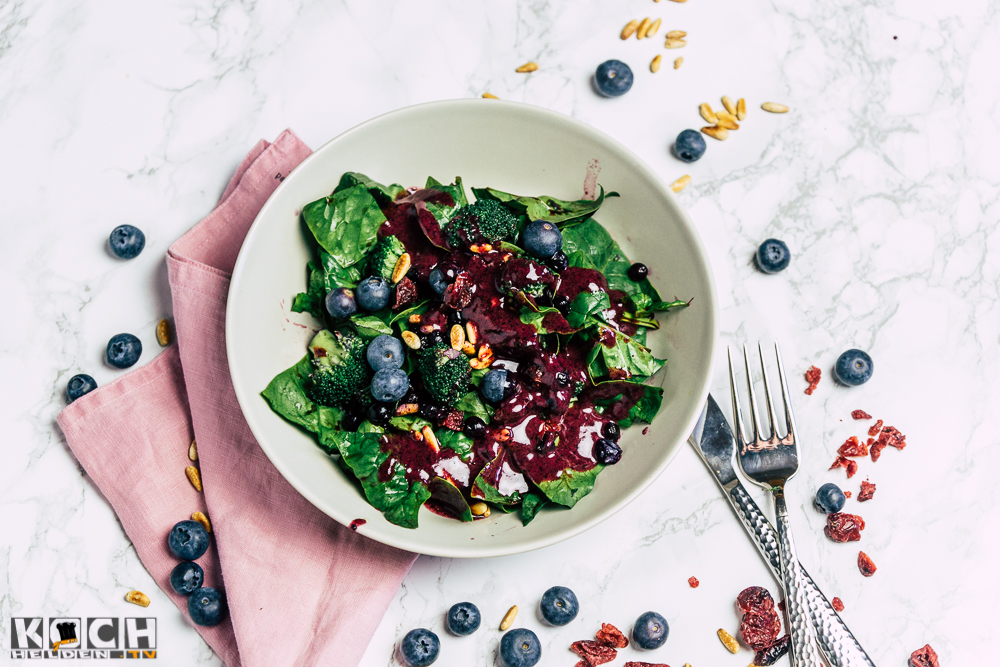Frühlingssalat: Spinatsalat mit Blaubeer-Dressing