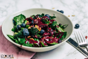 Spinatsalat mit Blaubeerdressing - www.kochhelden.tv