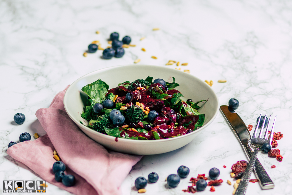 Frühlingssalat: Spinatsalat mit Blaubeer-Dressing