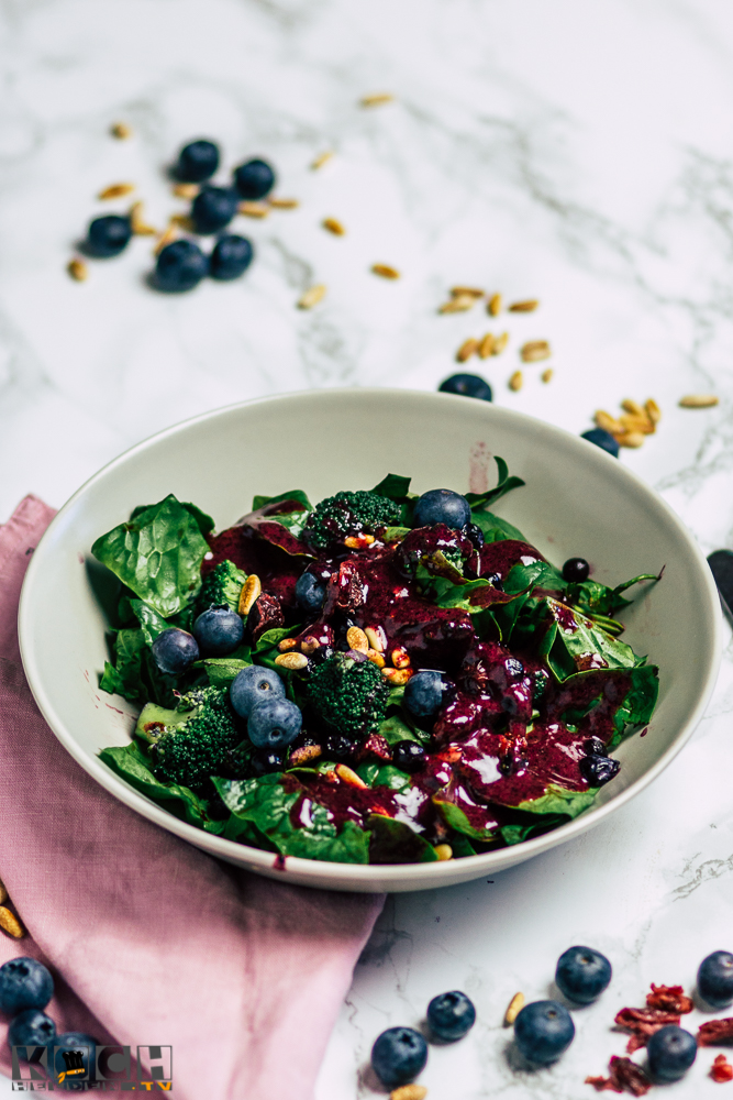 Frühlingssalat: Spinatsalat mit Blaubeer-Dressing