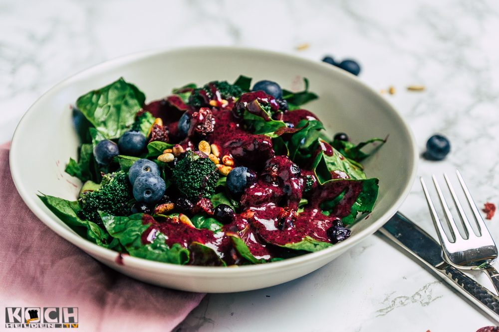 Frühlingssalat: Spinatsalat mit Blaubeer-Dressing