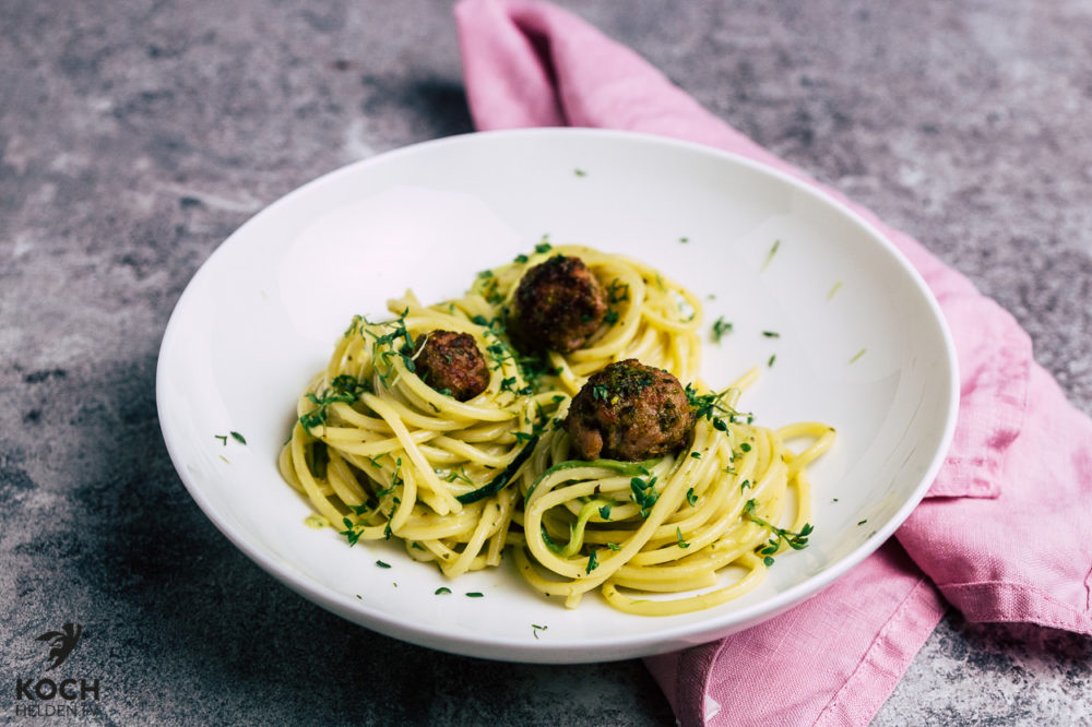 Zucchini-Nudel-Nester mit Bratwurstbällchen - KOCHHELDEN.TV