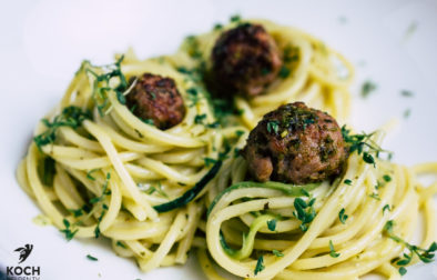 Zoodles-Nudel-Nester mit Bratwurstbällchen - www.kochhelden.tv