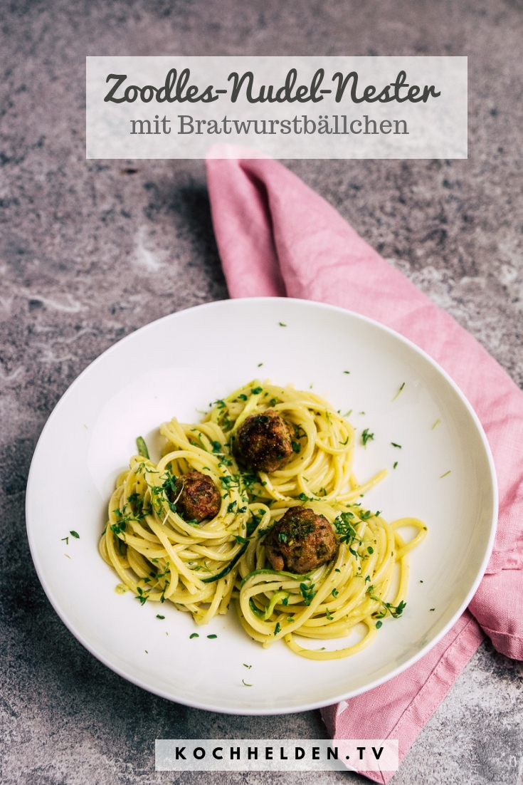 Zucchini-Nudel-Nester mit Bratwurstbällchen - KOCHHELDEN.TV