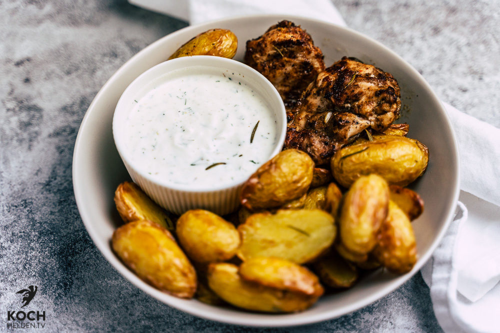 Grillhühnchen, Rosmarinkartoffeln und Joghurtdip - www.kochhelden.tv