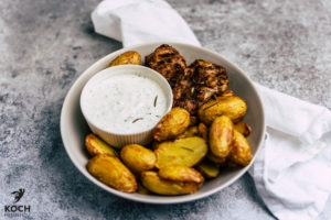 Grillhühnchen, Rosmarinkartoffeln und Joghurtdip - www.kochhelden.tv