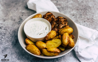 Grillhühnchen, Rosmarinkartoffeln und Joghurtdip - www.kochhelden.tv