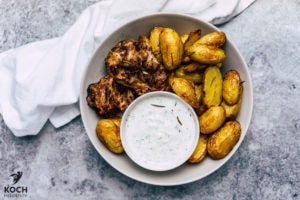 Grillhühnchen, Rosmarinkartoffeln und Joghurtdip - www.kochhelden.tv