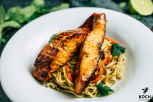 Lachs_auf_Koriandernudeln - www.kochhelden.tv