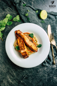 Lachs_auf_Koriandernudeln - www.kochhelden.tv